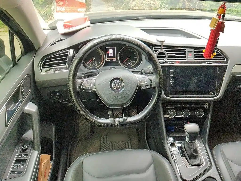 Volkswagen Tiguan L — фото 11