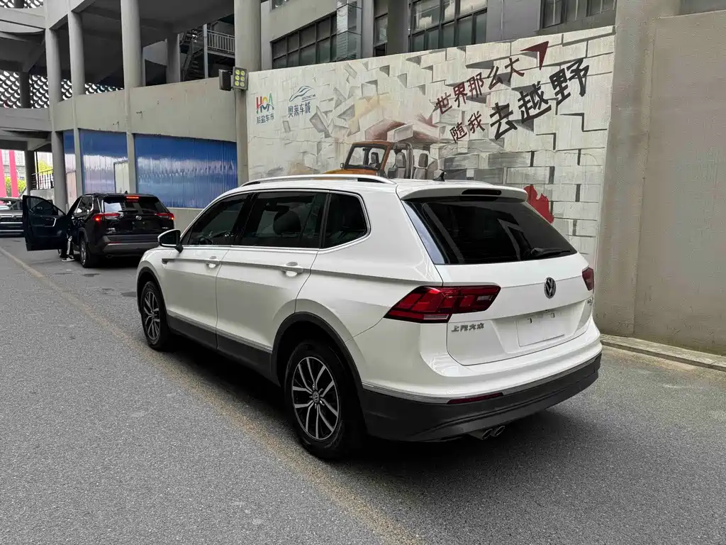 Volkswagen Tiguan L — фото 4