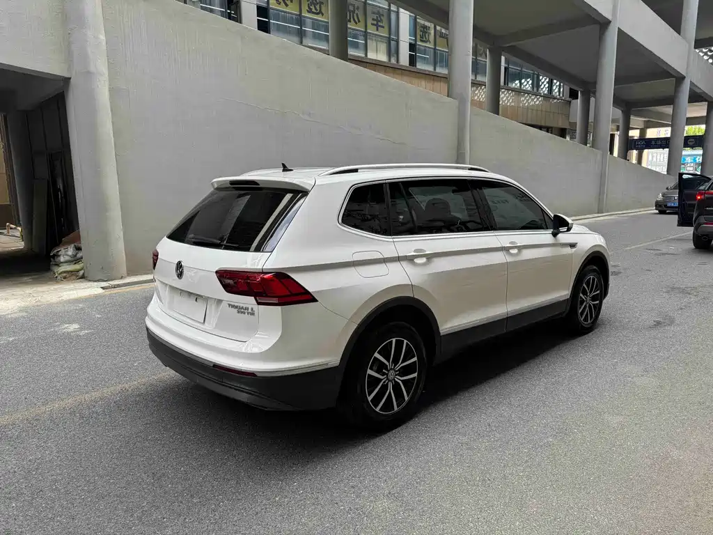 Volkswagen Tiguan L — фото 6