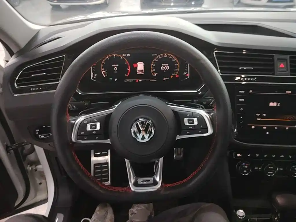 Volkswagen Tiguan L — фото 11