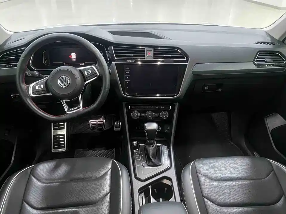 Volkswagen Tiguan L — фото 10