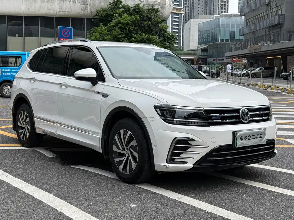 Volkswagen Tiguan L PHEV — фото 3