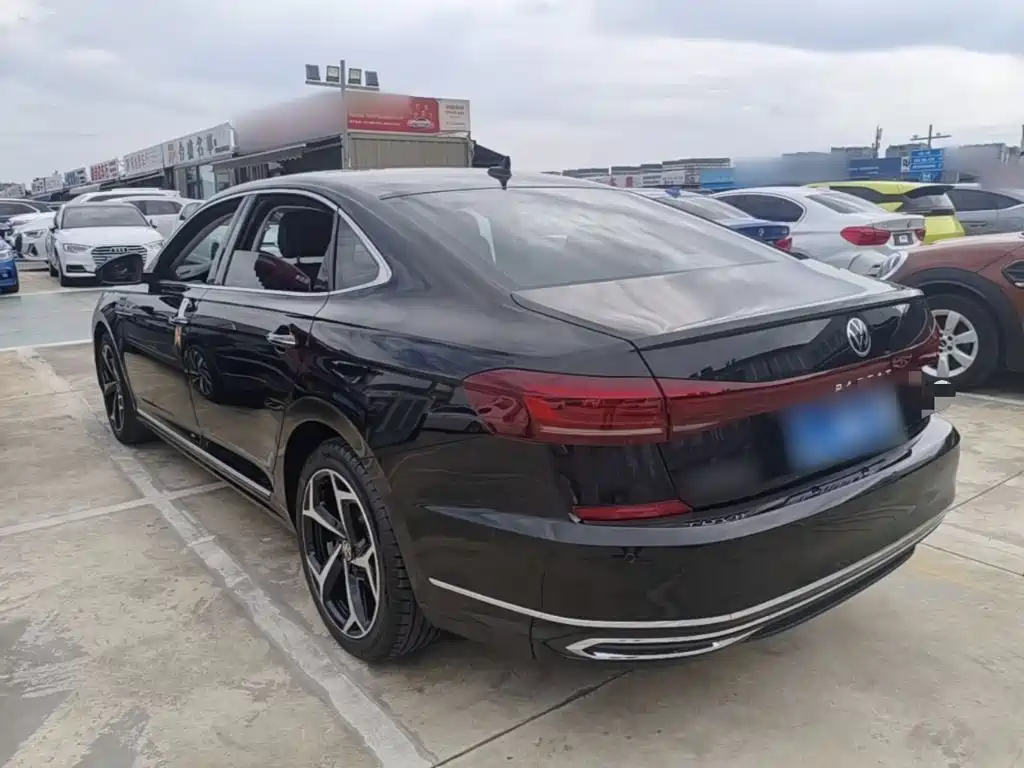 Volkswagen Passat — фото 23