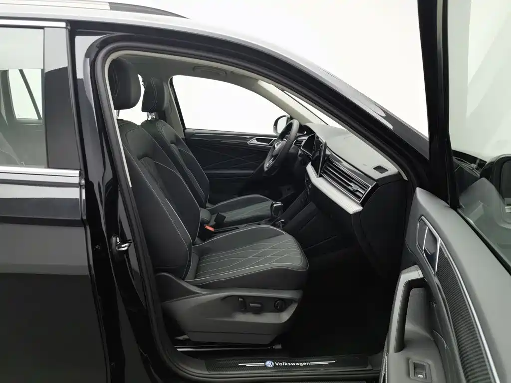 Volkswagen Tiguan L — фото 23