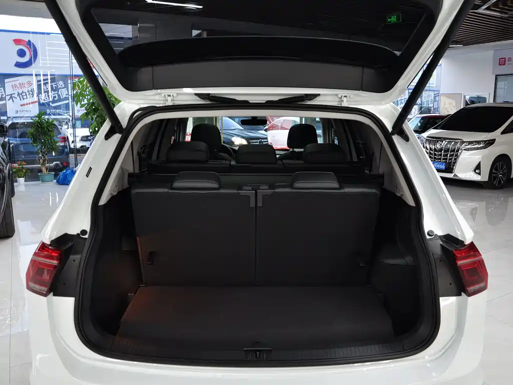 Volkswagen Tiguan L — фото 14