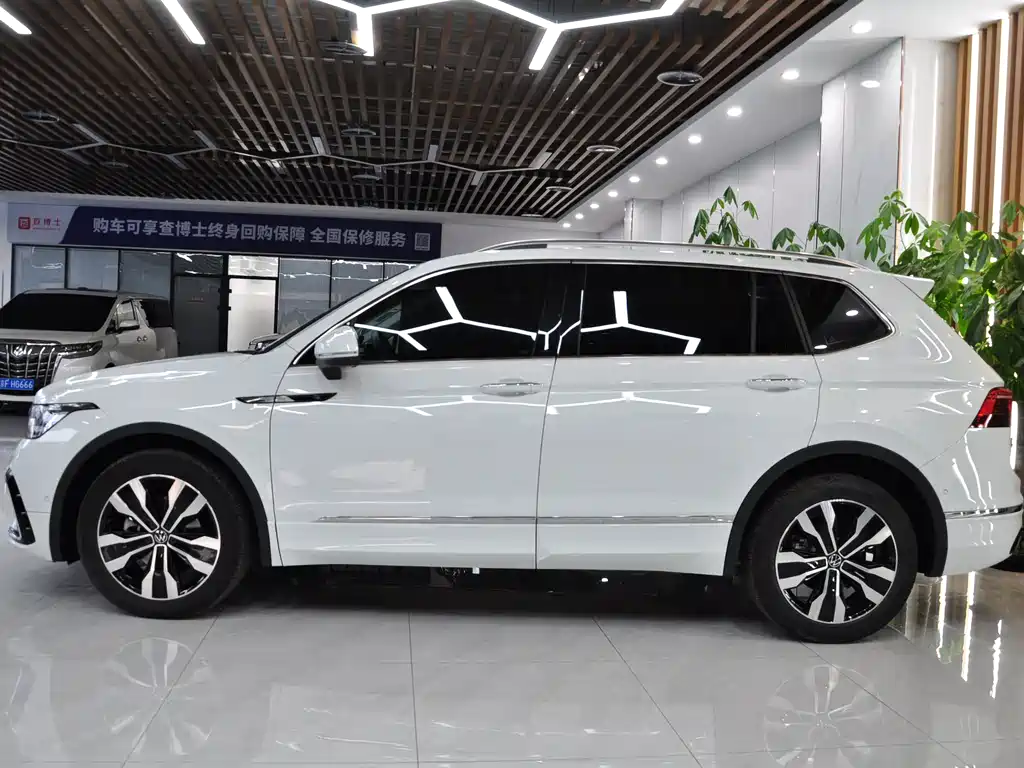 Volkswagen Tiguan L — фото 3