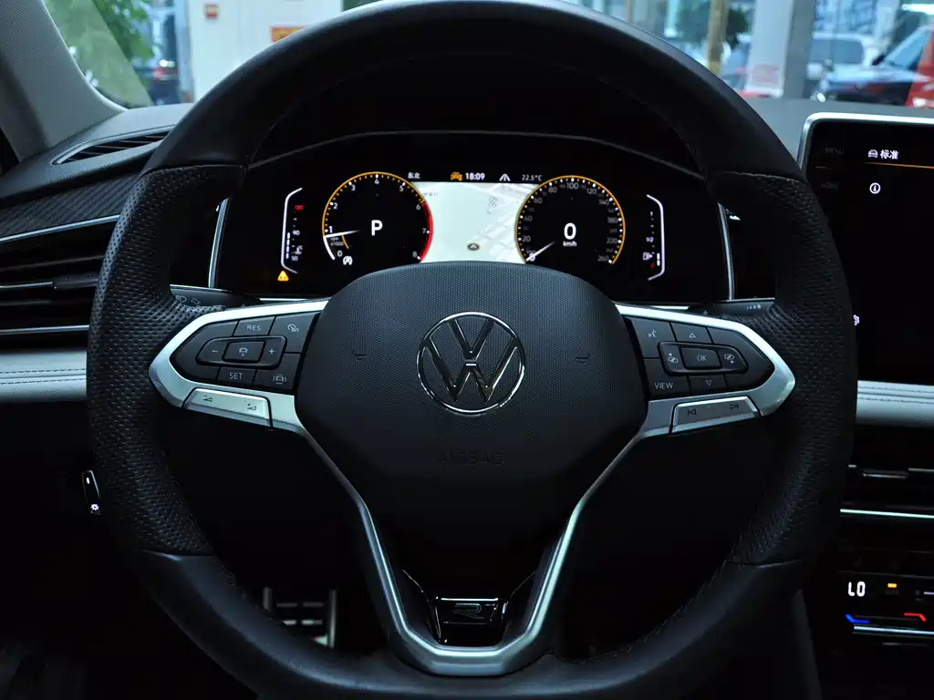 Volkswagen Tiguan L — фото 8