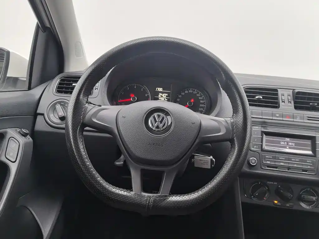 Volkswagen Polo — фото 11