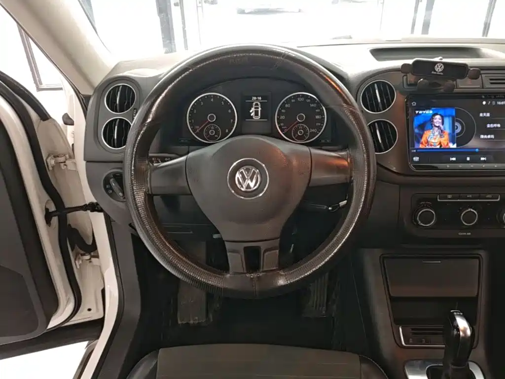 Volkswagen Tiguan — фото 11