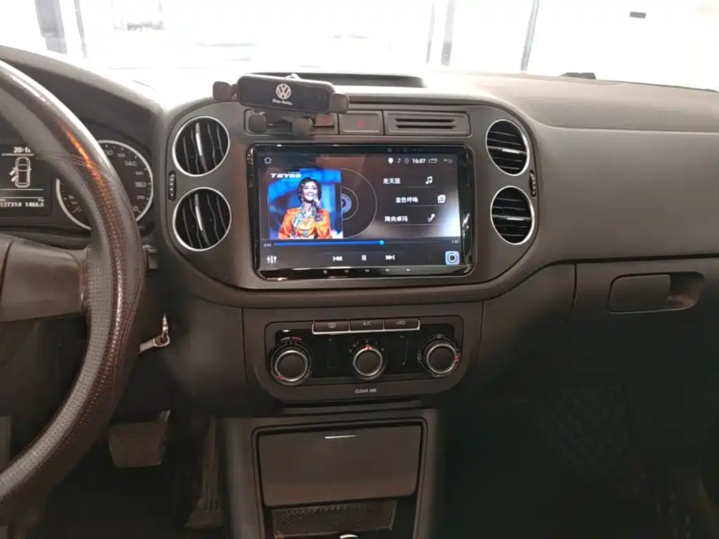 Volkswagen Tiguan — фото 13