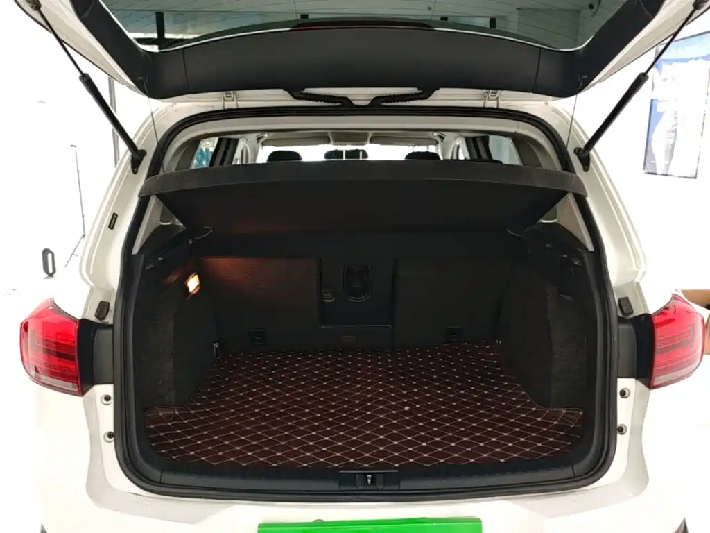 Volkswagen Tiguan — фото 19