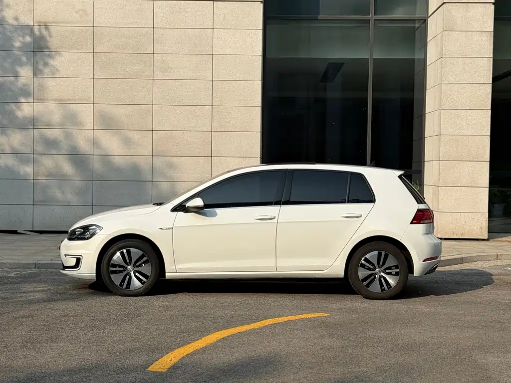 Volkswagen Golf EV — фото 4