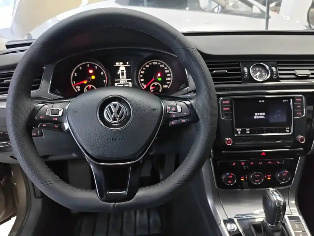 Volkswagen Passat — фото 10