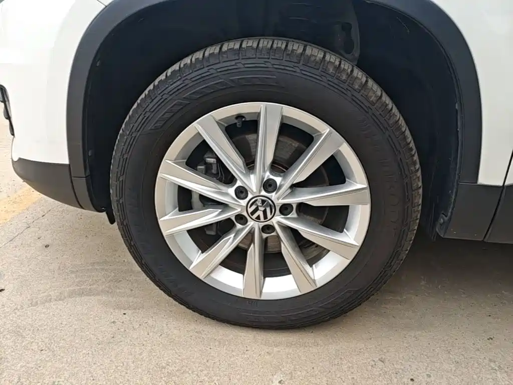 Volkswagen Tiguan — фото 23