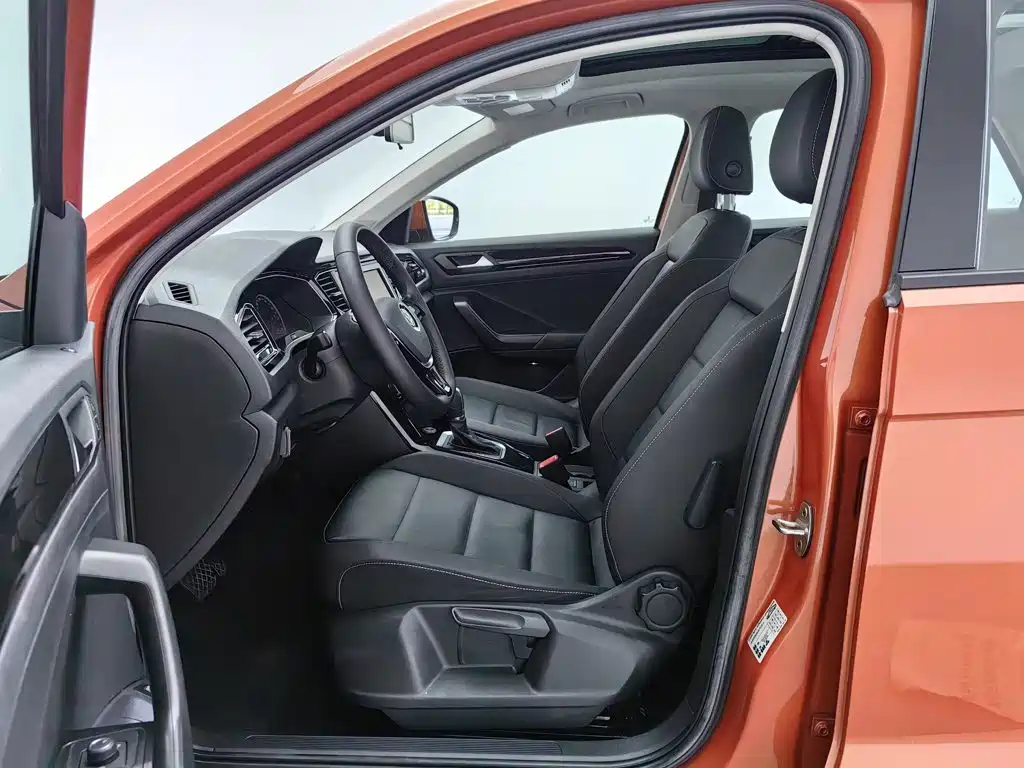 Volkswagen T-Roc — фото 10