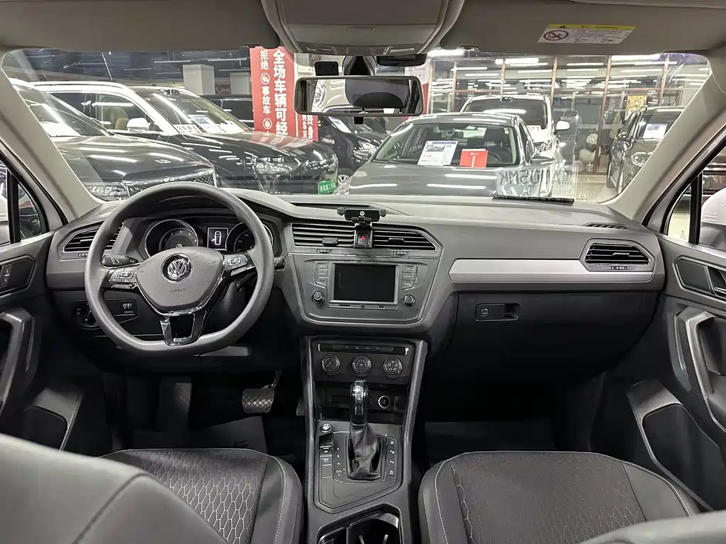 Volkswagen Tiguan L — фото 18
