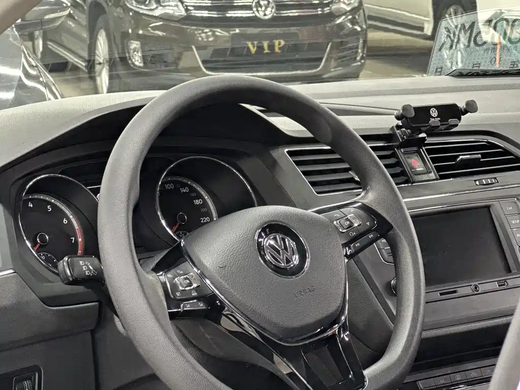 Volkswagen Tiguan L — фото 23