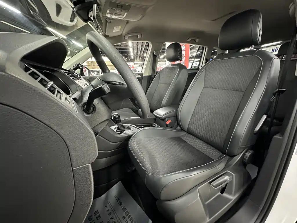 Volkswagen Tiguan L — фото 25
