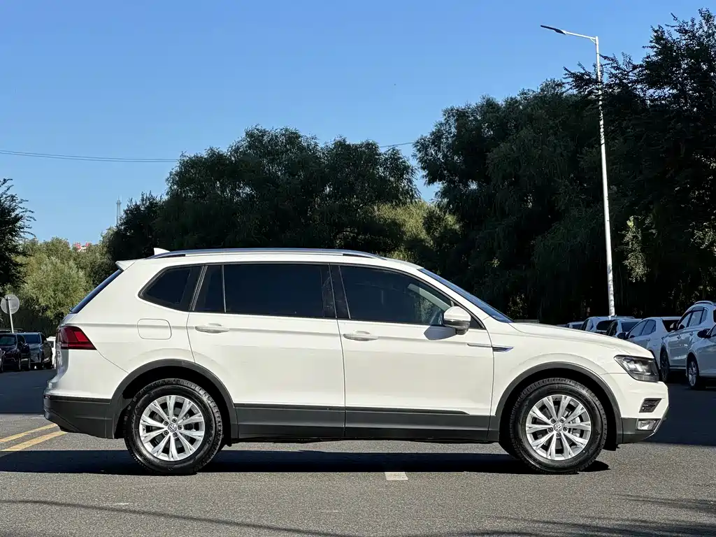 Volkswagen Tiguan L — фото 5
