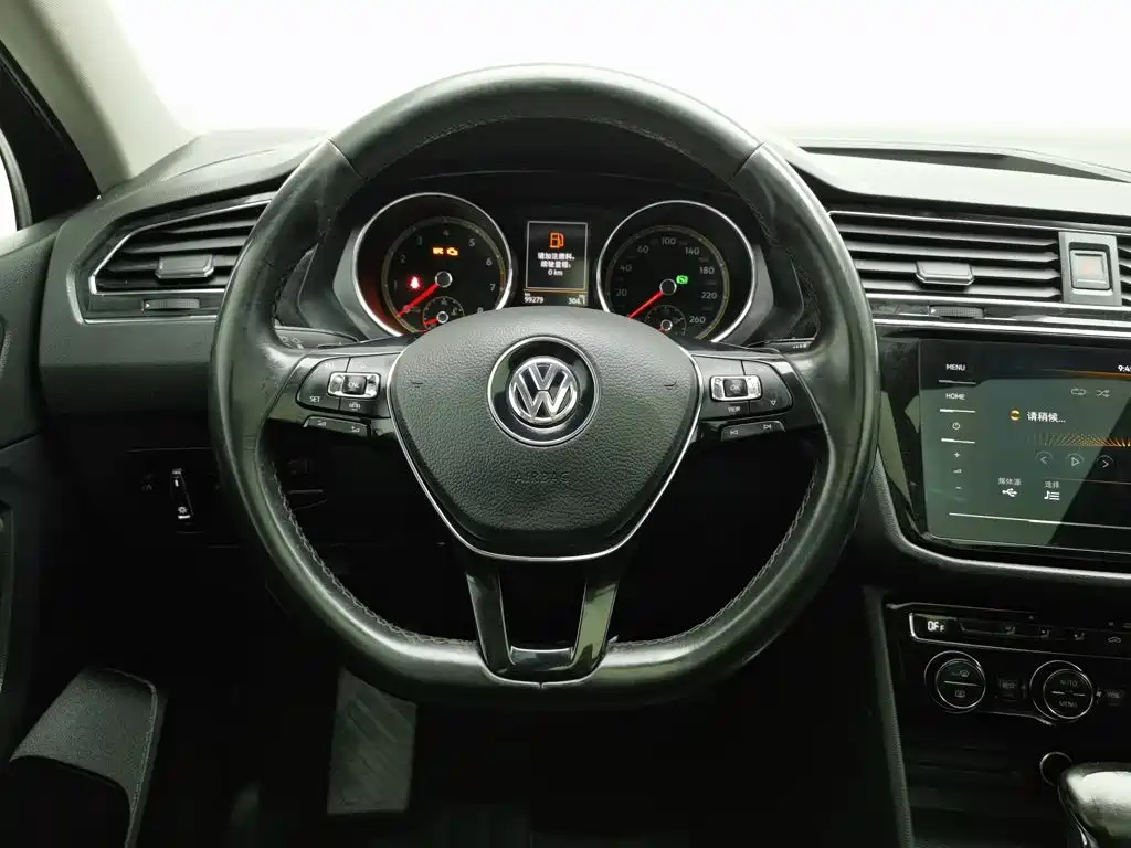 Volkswagen Tiguan L — фото 11