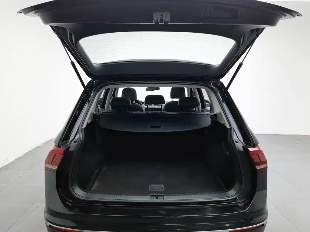 Volkswagen Tiguan L — фото 16