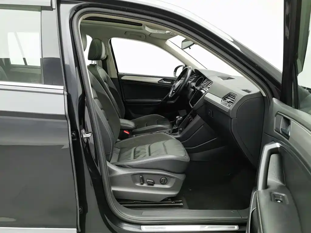 Volkswagen Tiguan L — фото 23