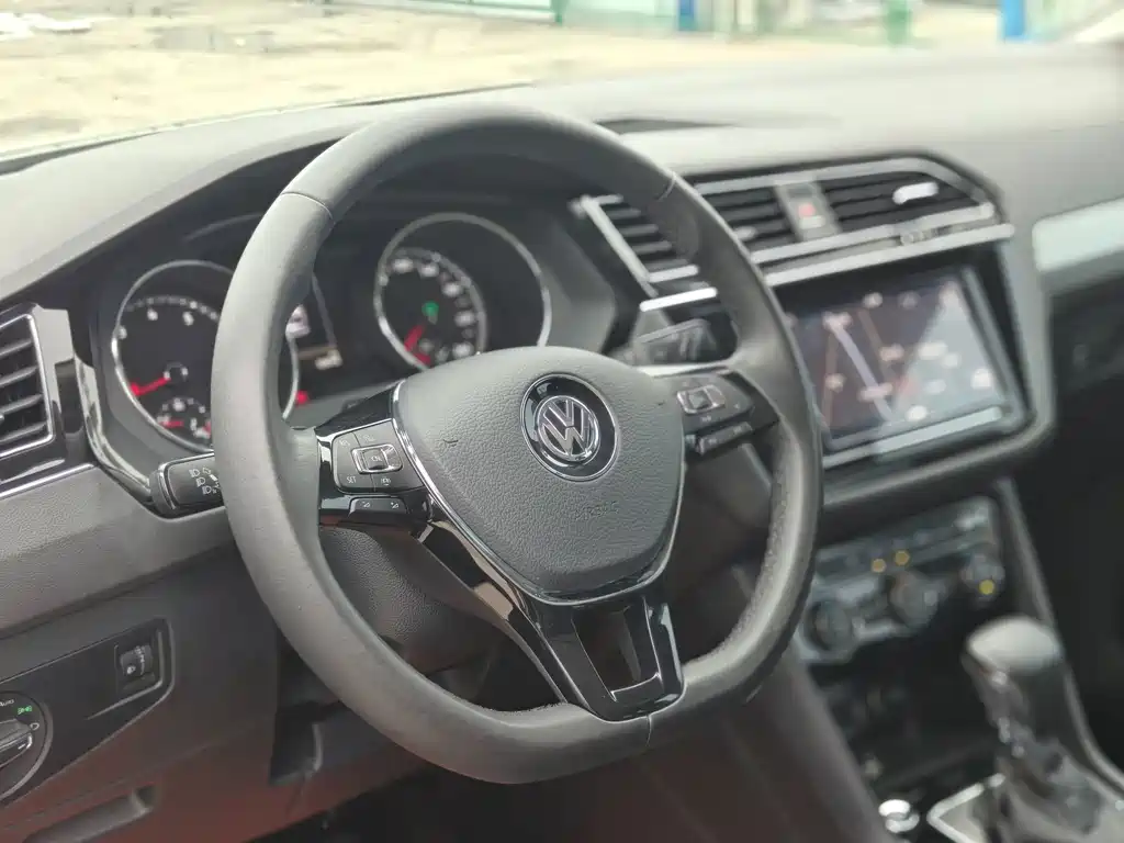 Volkswagen Tiguan L — фото 7