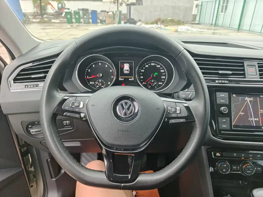 Volkswagen Tiguan L — фото 10