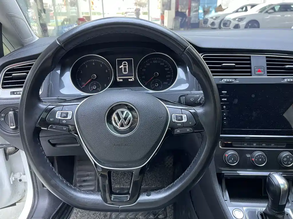 Volkswagen Golf — фото 8