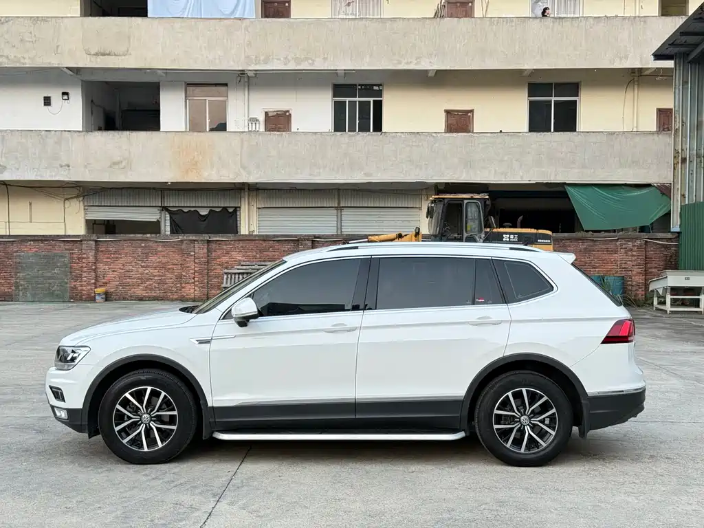 Volkswagen Tiguan L — фото 9