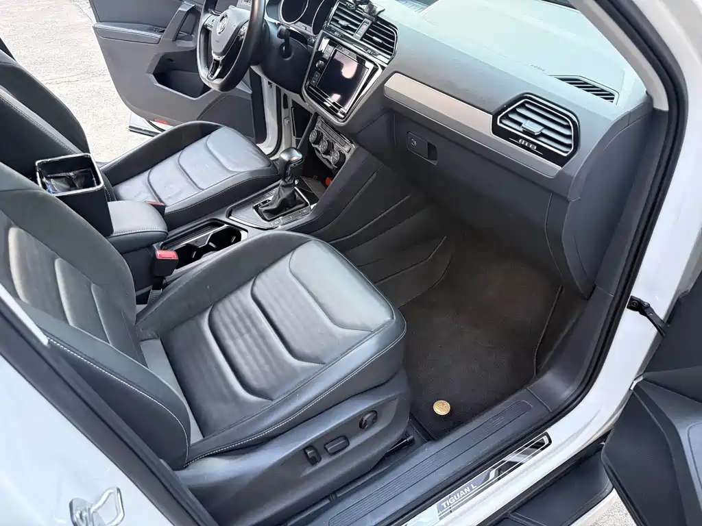 Volkswagen Tiguan L — фото 10