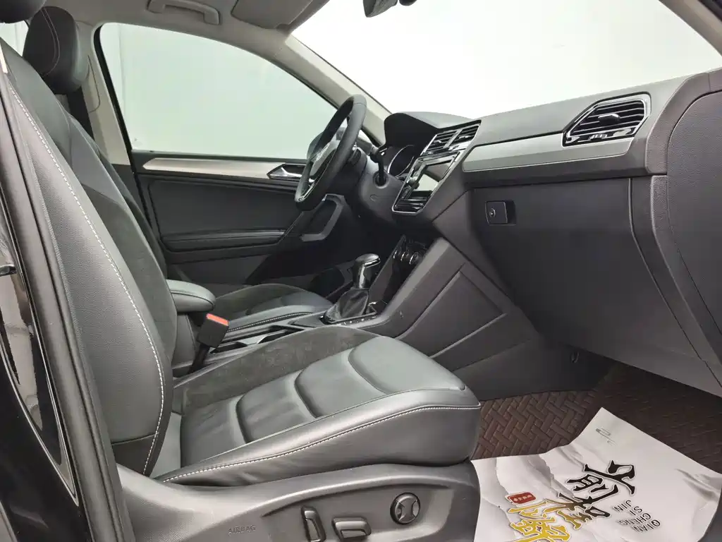 Volkswagen Tiguan L — фото 10