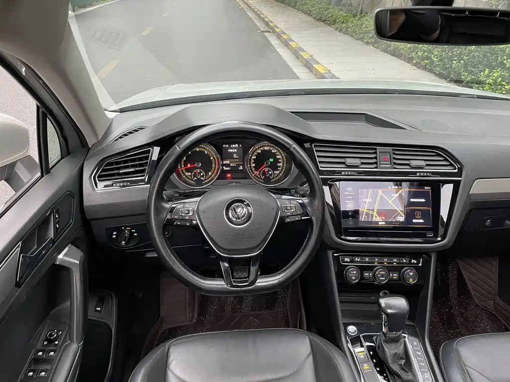 Volkswagen Tiguan L — фото 17