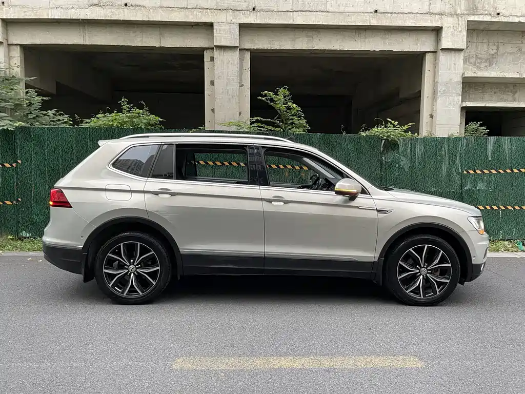 Volkswagen Tiguan L — фото 6