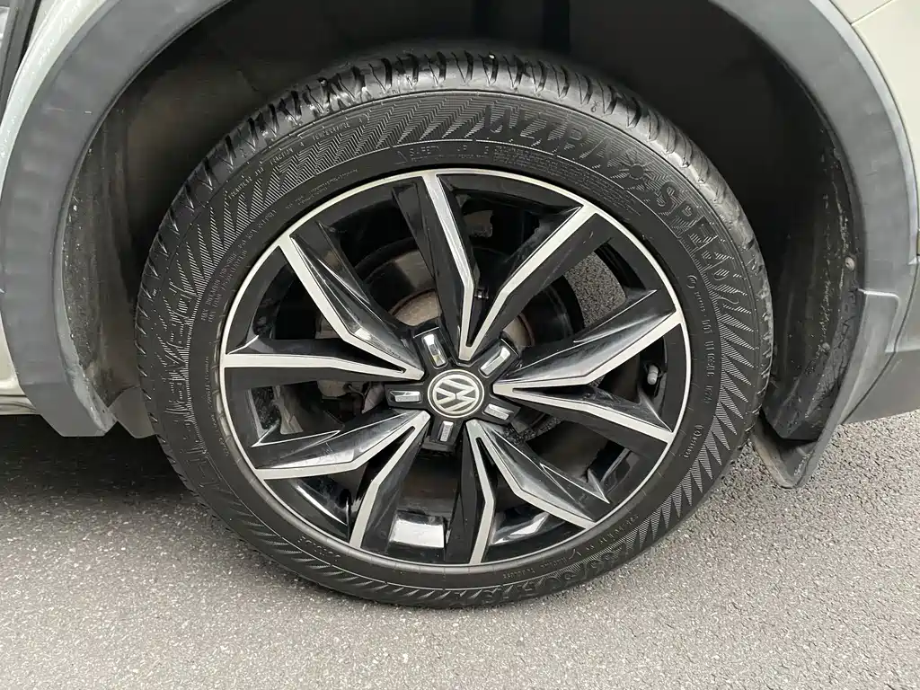 Volkswagen Tiguan L — фото 10