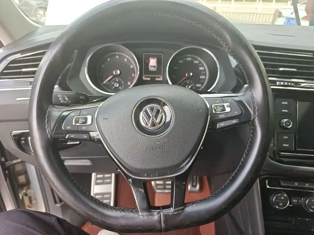 Volkswagen Tiguan L — фото 11