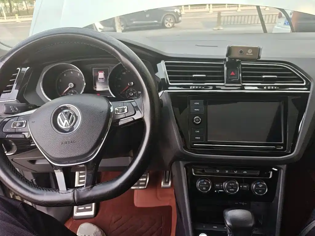 Volkswagen Tiguan L — фото 10