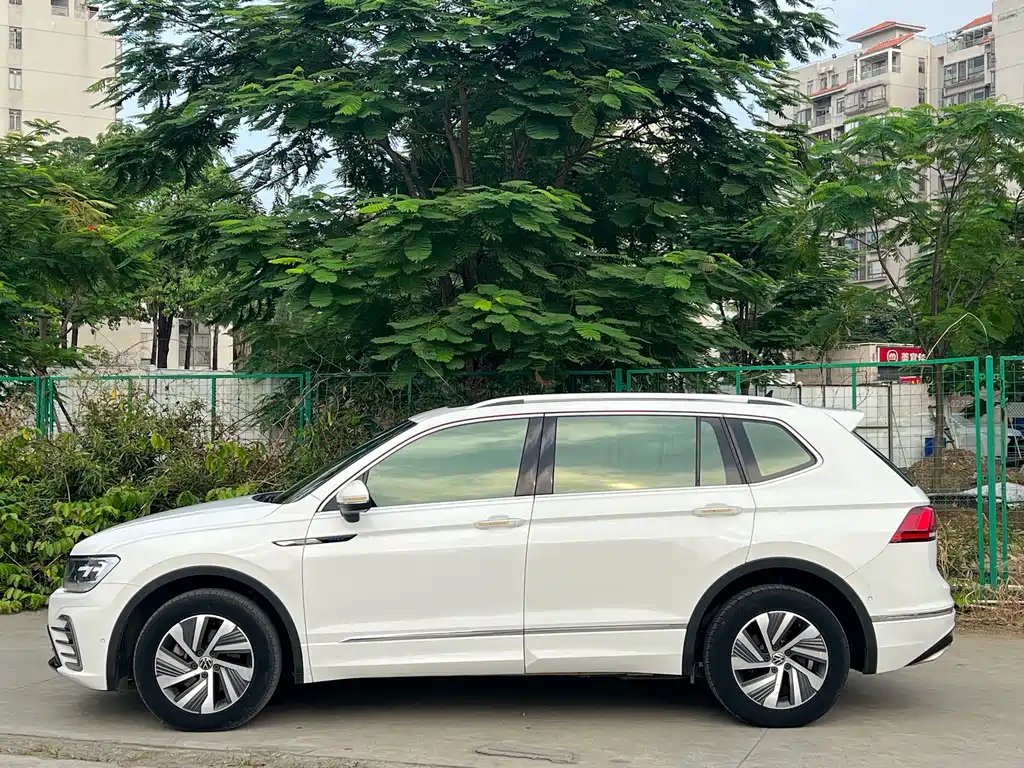Volkswagen Tiguan L PHEV — фото 3