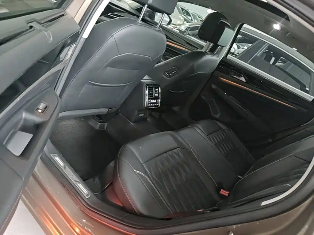 Volkswagen Passat — фото 17