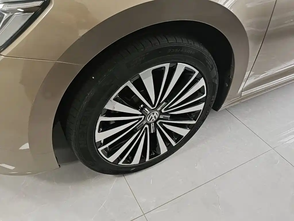 Volkswagen Passat — фото 23