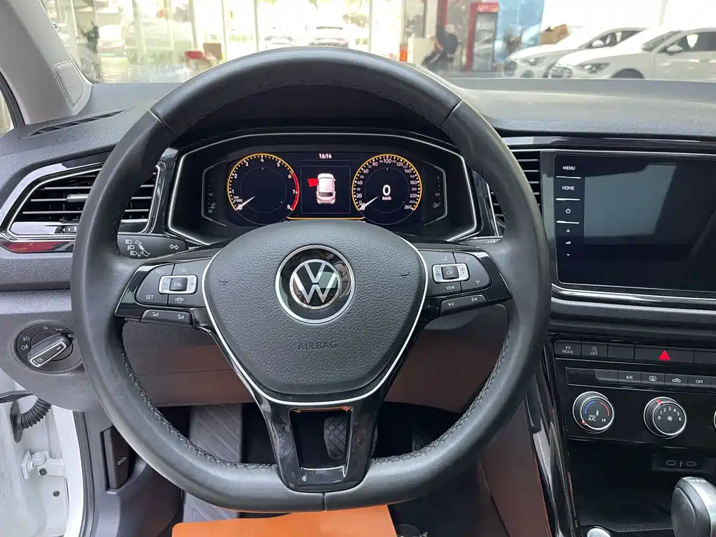 Volkswagen T-Roc — фото 20