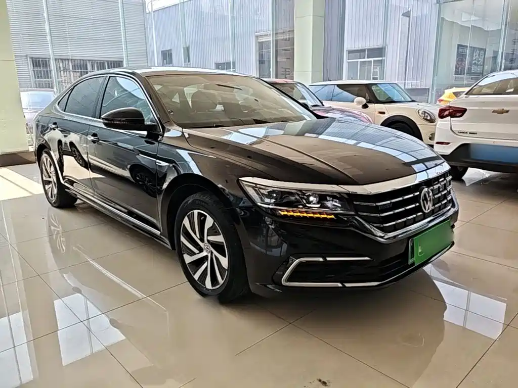 Volkswagen Passat PHEV — фото 4