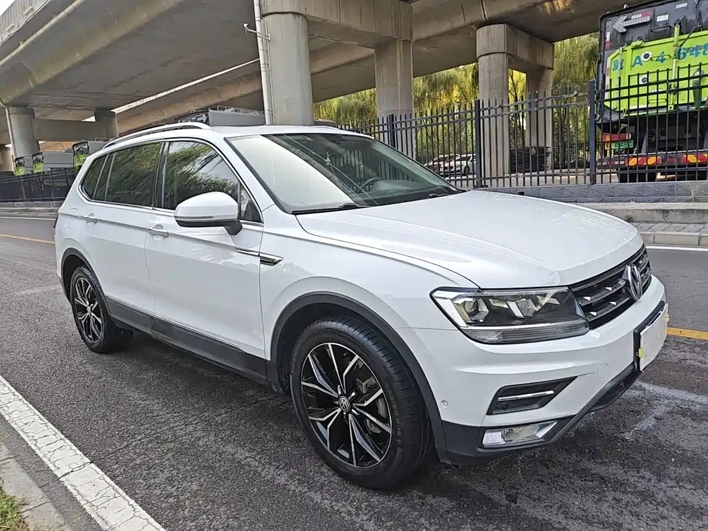 Volkswagen Tiguan L — фото 2