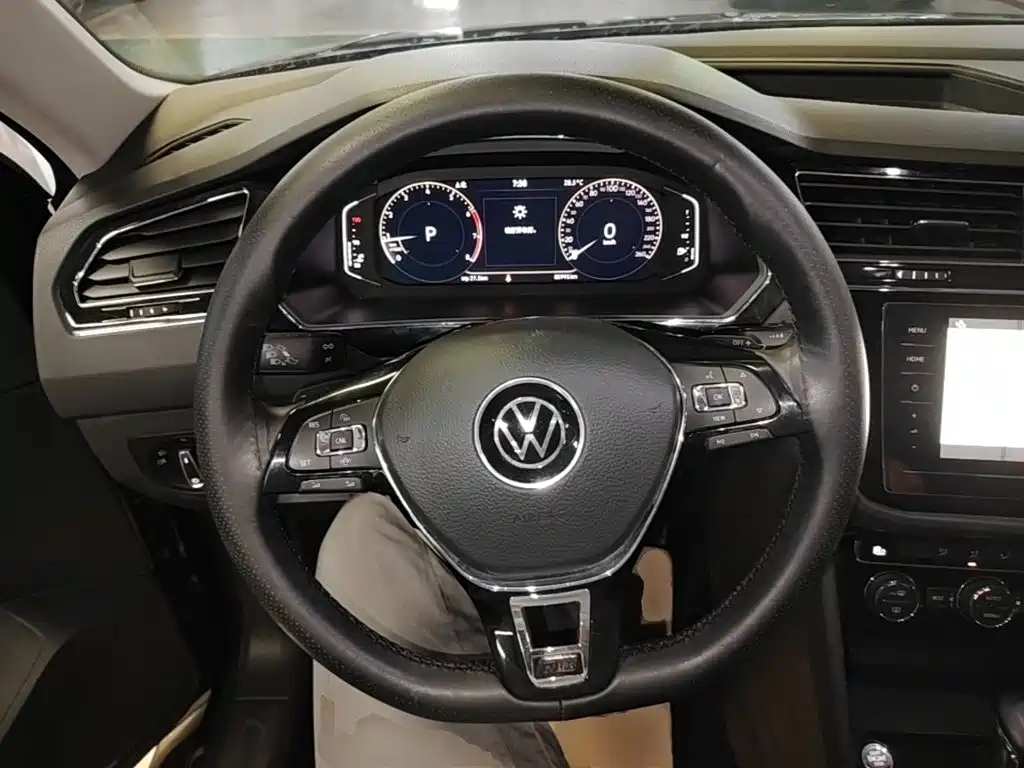 Volkswagen Tiguan L — фото 11