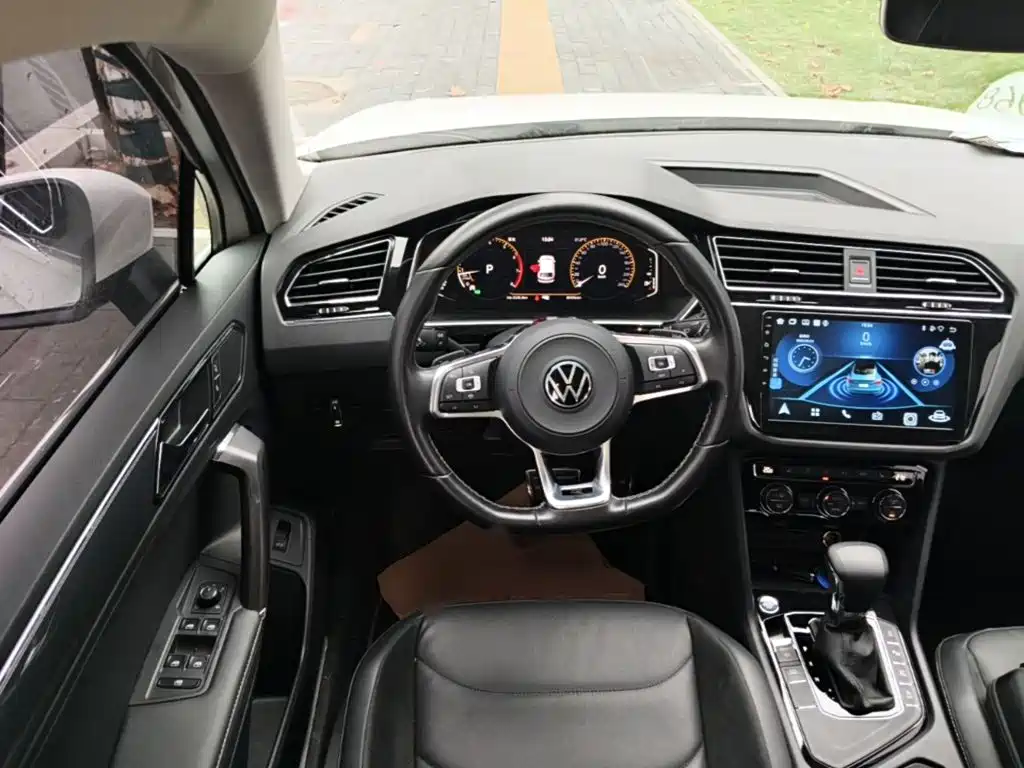 Volkswagen Tiguan L — фото 11