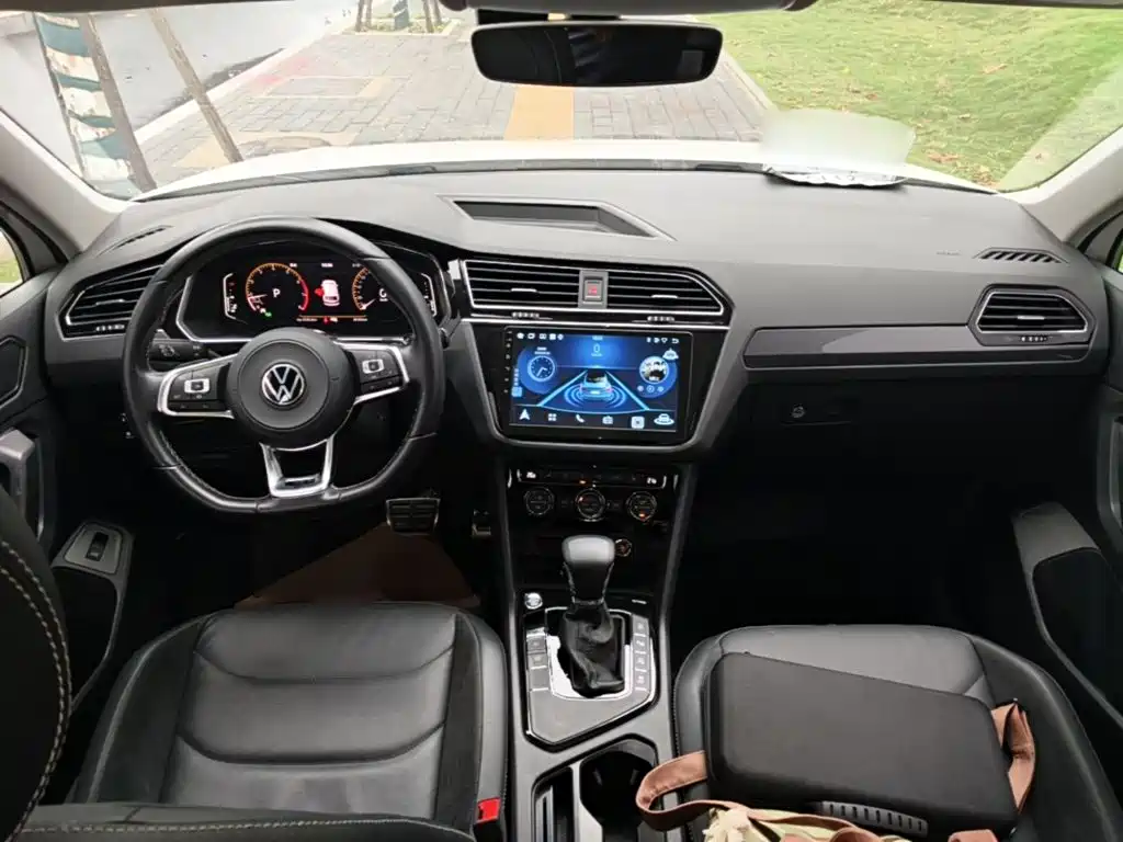 Volkswagen Tiguan L — фото 10