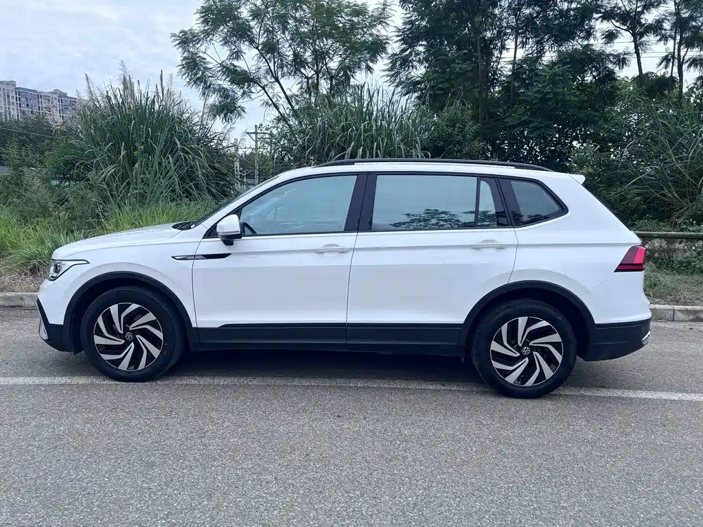 Volkswagen Tiguan L — фото 10