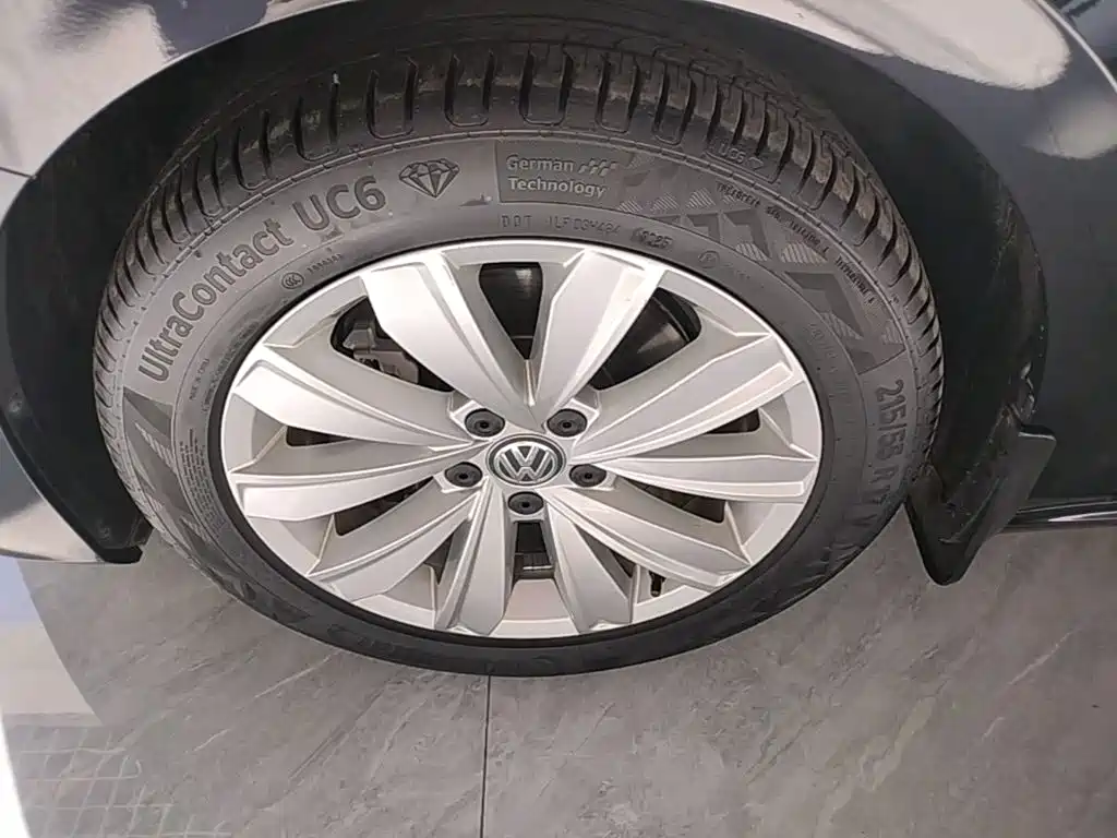Volkswagen Passat — фото 23
