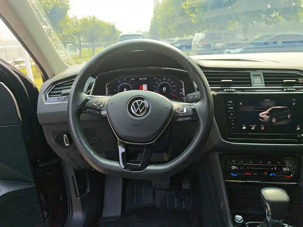 Volkswagen Tiguan L PHEV — фото 4