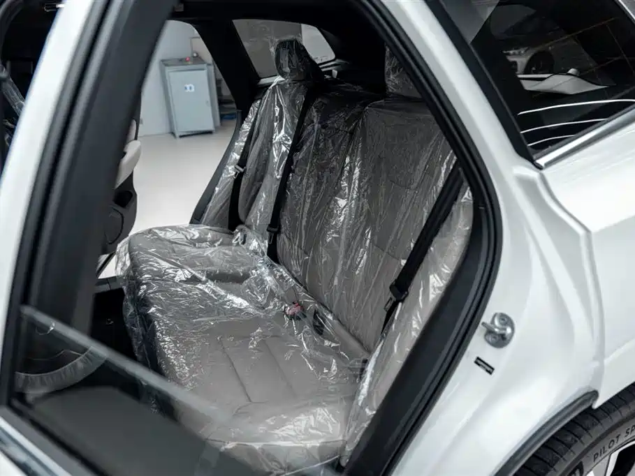 Volvo XC60 — фото 11